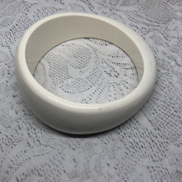 Vintage geometric cream and white bangle bracelets - Picture 4 of 5